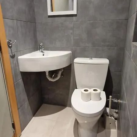 Spacious, Apt, Sleeps 5 *