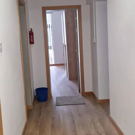 Apartment Spacious, Apt, Sleeps 5