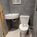 Spacious, Apt, Sleeps 5 *