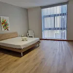 아파트 Spacious, Apt, Sleeps 5