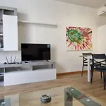 아파트 Spacious, Apt, Sleeps 5 *
