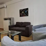 아파트 Spacious, Apt, Sleeps 5 *