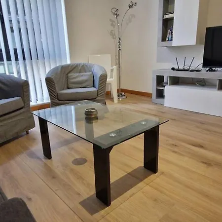 Spacious, Apt, Sleeps 5 *