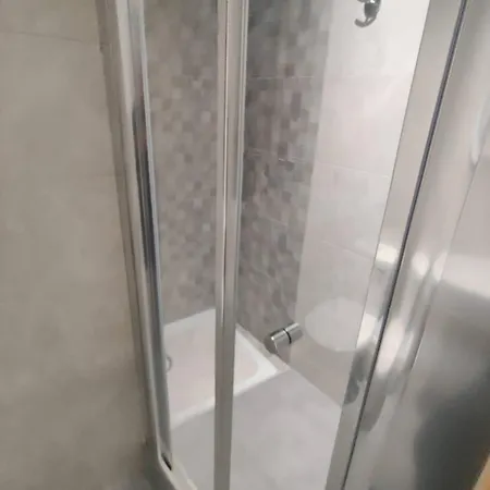 Spacious, Apt, Sleeps 5 *