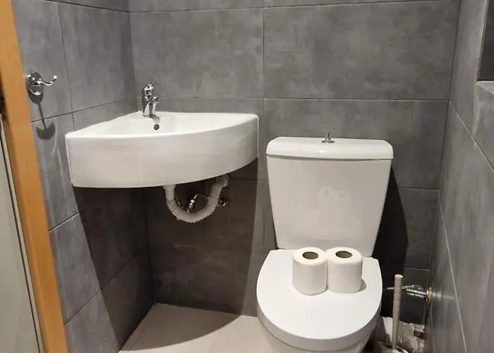 Spacious, Apt, Sleeps 5 *