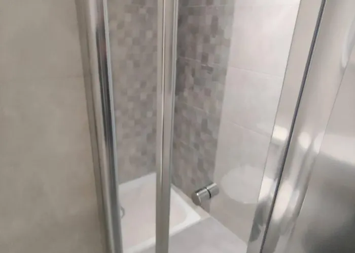 Spacious, Apt, Sleeps 5 *