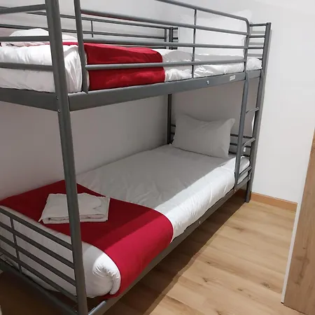 Апартаменты Spacious, Apt, Sleeps 5 *