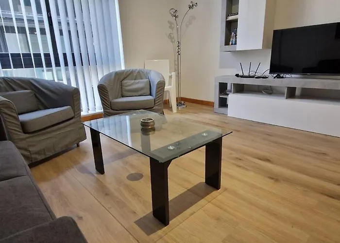 Spacious, Apt, Sleeps 5 *