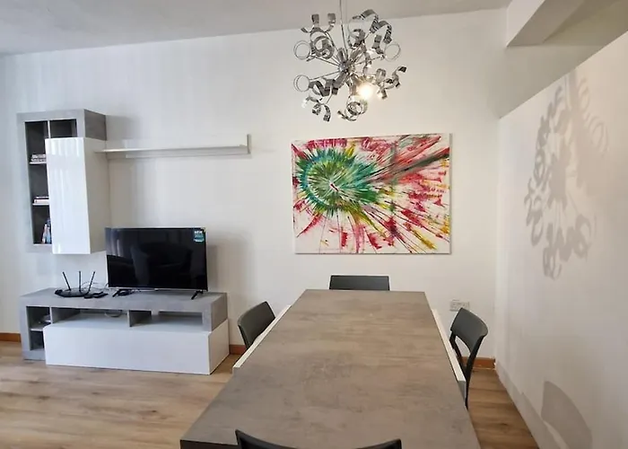 Spacious, Apt, Sleeps 5 * Слима