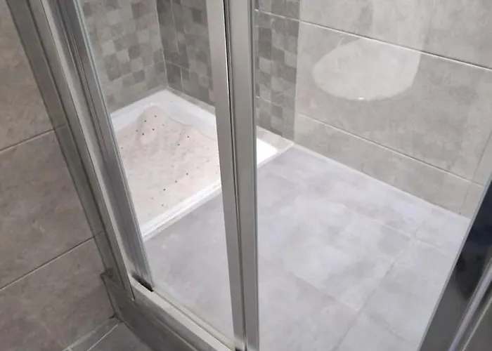 Spacious, Apt, Sleeps 5 Слима