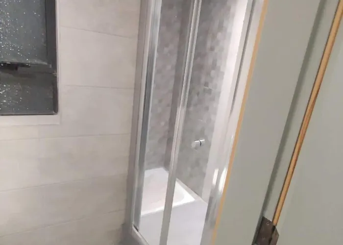 Spacious, Apt, Sleeps 5 Слима