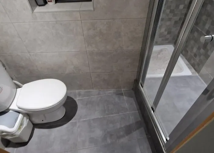 Spacious, Apt, Sleeps 5 Слима